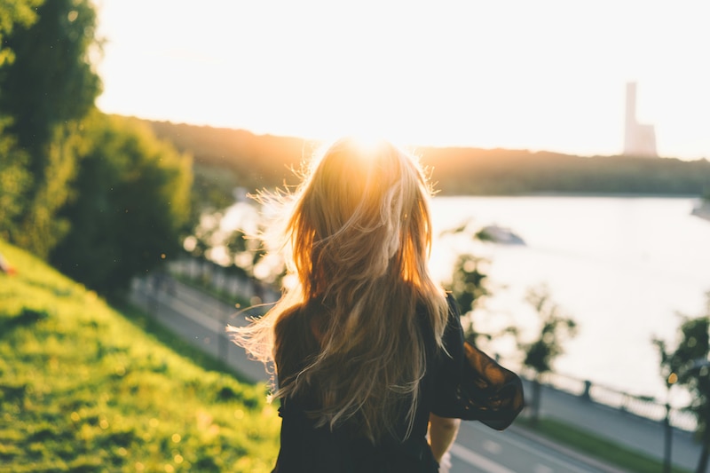 La exposición al sol de forma regulada puede ayudar a mejorar la absorción de Vitamina D en el cuerpo humano.