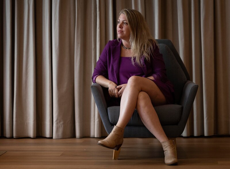 Mujer sentada en un sillón