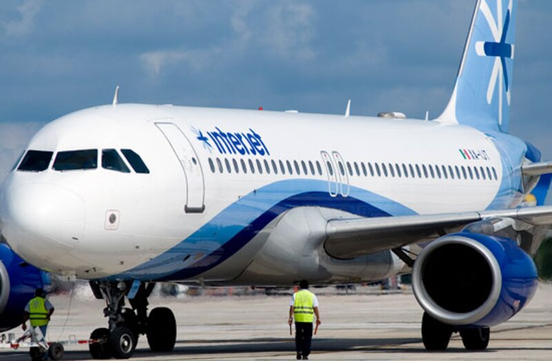 Un avión de Interjet en el aeropuerto