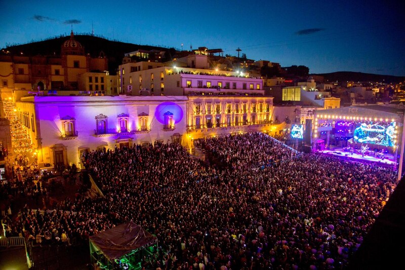 Concierto de música en vivo en la Plaza de España de Santa Cruz de Tenerife