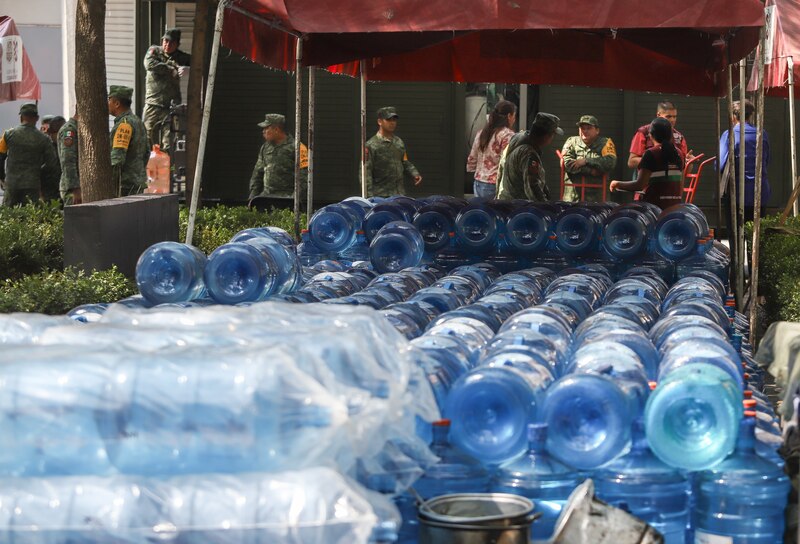 Entrega de agua a damnificados por el sismo en México