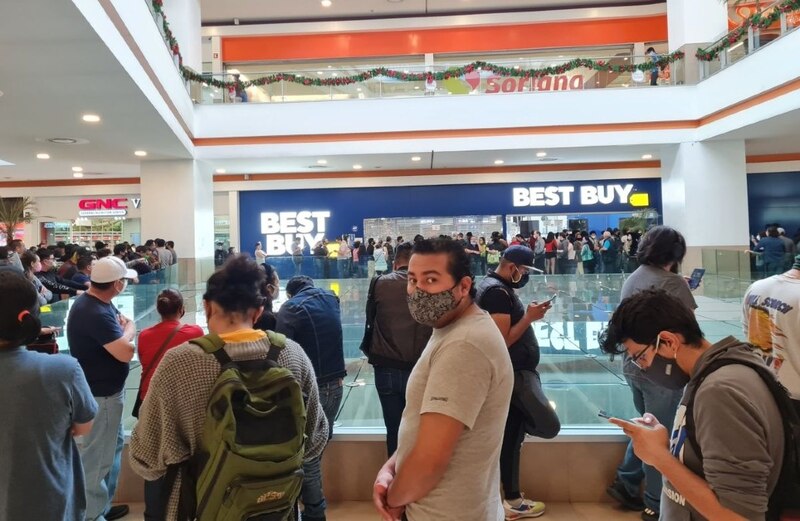 Larga fila de personas en Best Buy