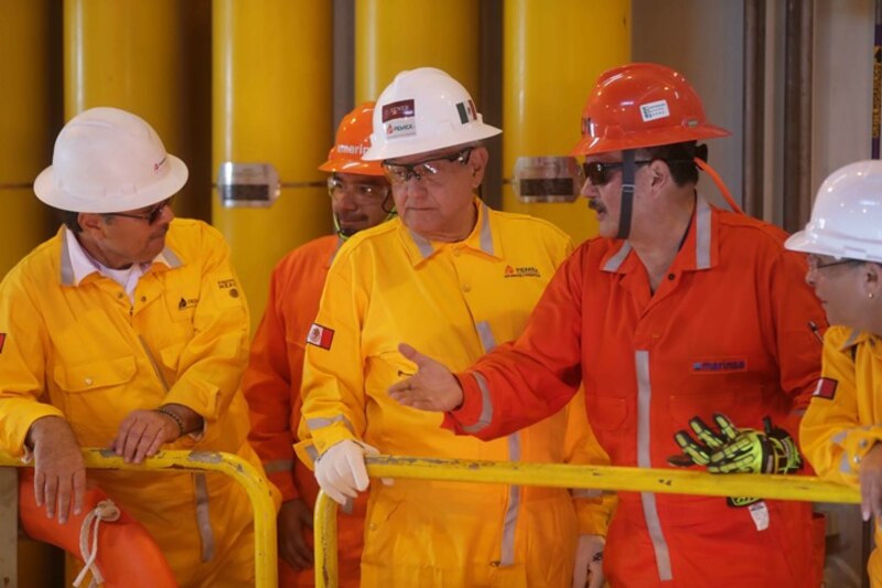 Visita del Presidente de México a una plataforma petrolera