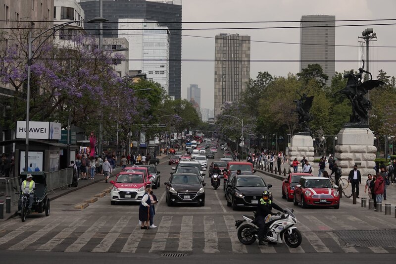 Eje central Lázaro Cárdenas casi a la altura del Palacio de Bellas Artes en la Ciudad de México.