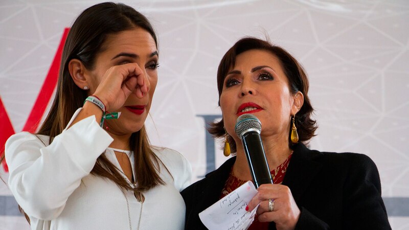 La mujer de la izquierda está llorando mientras la mujer de la derecha habla