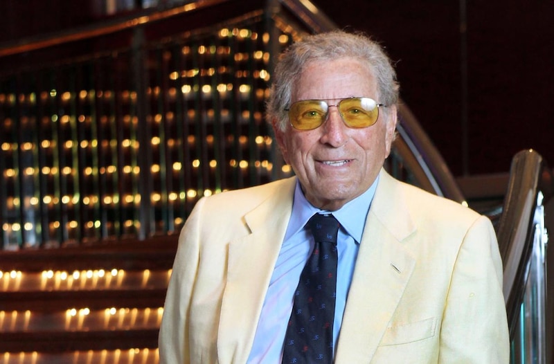 El cantante Tony Bennett sonríe para la cámara.
