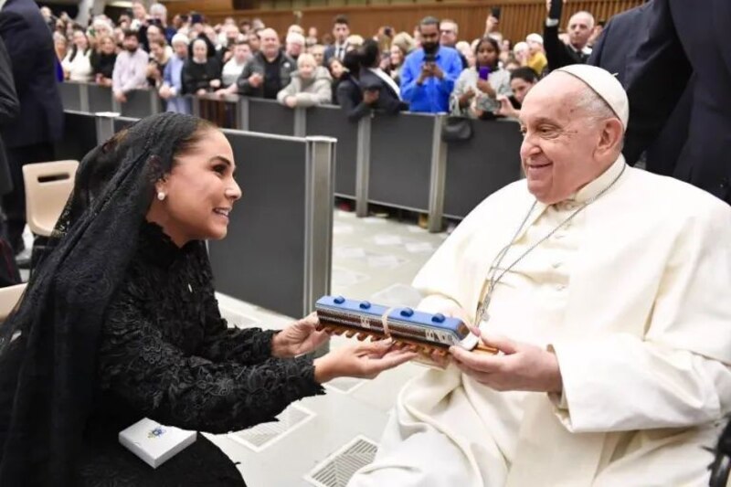 El Papa Francisco recibe un tren de juguete de una niña