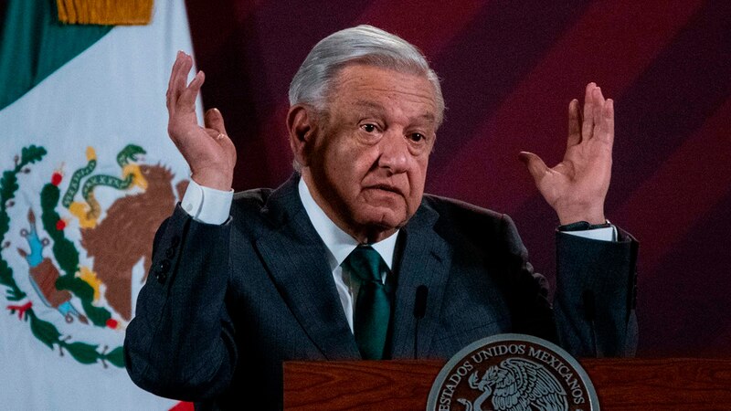 El presidente López Obrador da un discurso en la conferencia matutina.