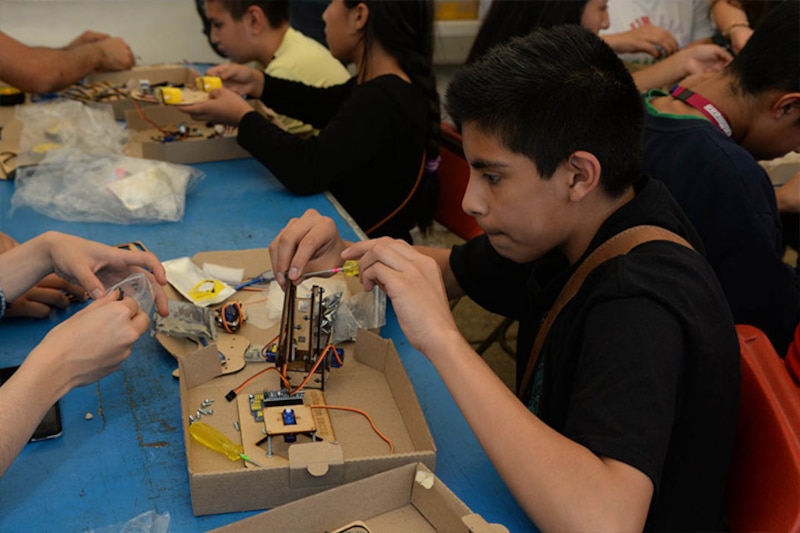 Niños aprendiendo robótica