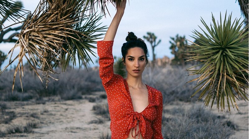 Mujer joven en el desierto