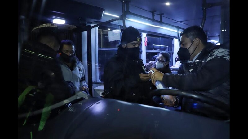 Pasajeros de autobús en México usan cubrebocas para protegerse del COVID-19
