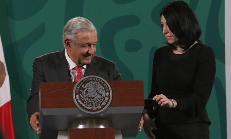 El presidente Enrique Peña Nieto y la Secretaria de Educación, Delfina Gómez Álvarez, durante la ceremonia de entrega de los Premios Nacionales de Ciencias y Artes 2014.