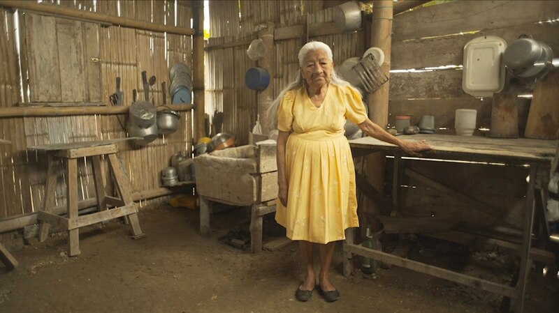 Abuela indígena en su cocina