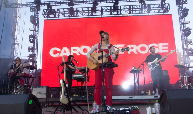 La artista Caroline Rose actúa en el festival de música Coachella 2022.
