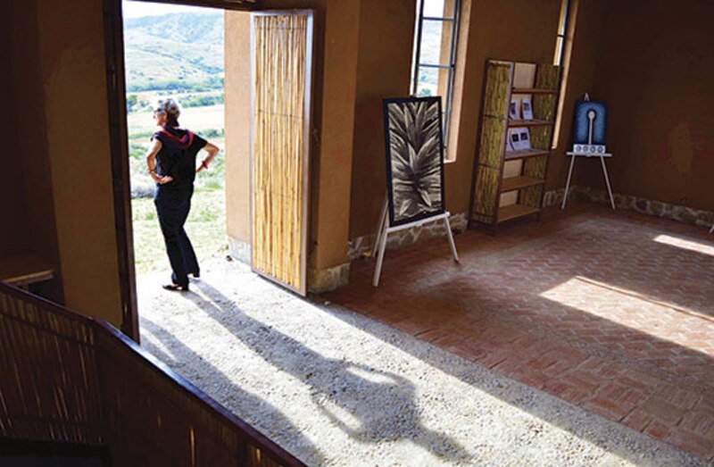 Una mujer mirando el paisaje desde una puerta