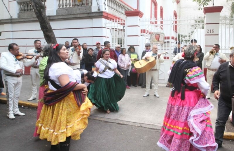 Mariachis tocando en una calle de la Ciudad de México