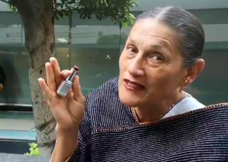 La escritora Elena Poniatowska muestra un labial.