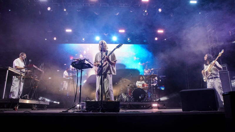 Banda de música tocando en vivo en un concierto.