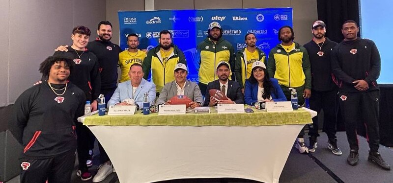 Jugadores de Raptors posan junto a directivos en conferencia de prensa