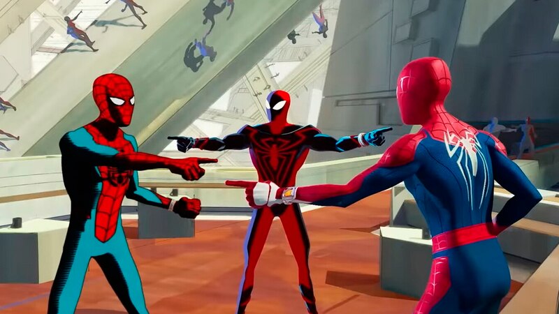 Los tres Spider-Man apuntándose con el dedo