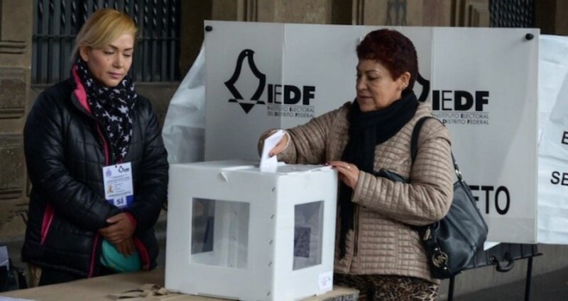 Mujeres votando en las elecciones