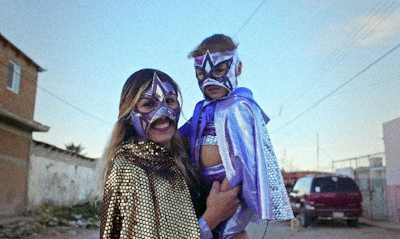 Una luchadora mexicana y su hijo