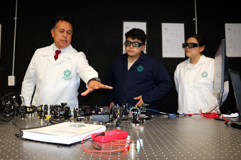 Estudiantes de física en un laboratorio de óptica