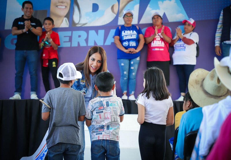 La candidata presidencial, María Eugenia Vidal, saluda a sus seguidores durante un mitin de campaña.