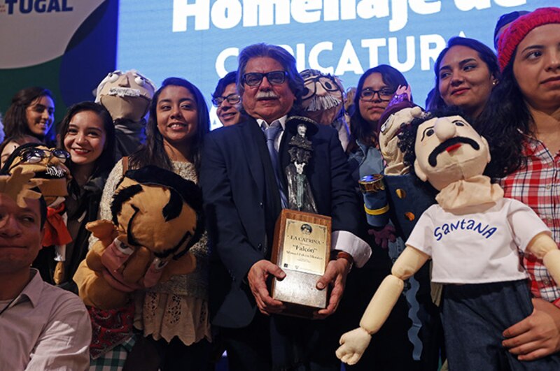 Entrega de premio homenaje a la trayectoria de caricaturista.
