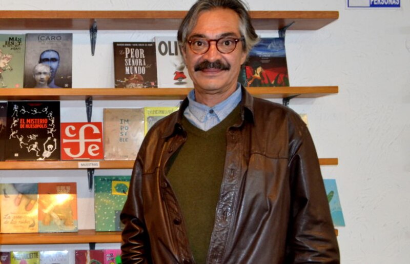 El escritor mexicano Juan Villoro en una librería