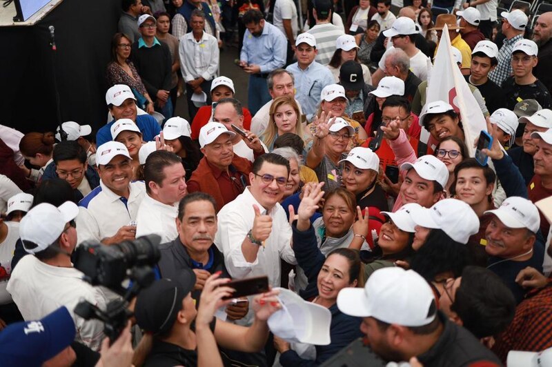 El candidato presidencial Andrés Manuel López Obrador saluda a sus seguidores durante un mitin en la Ciudad de México.