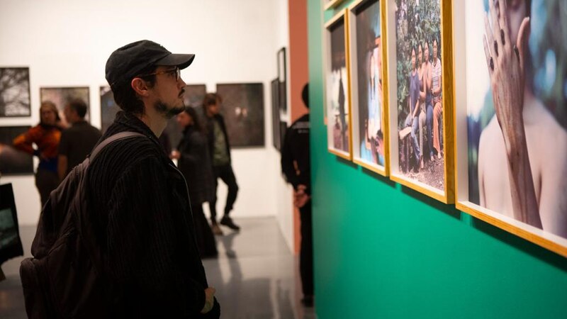 Un hombre mirando un cuadro en una galería de arte