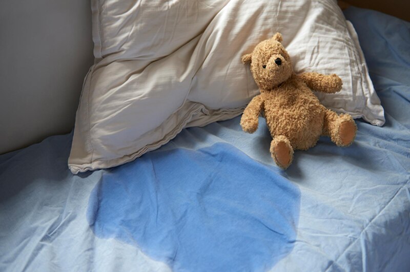 Niño se hace pis en la cama
