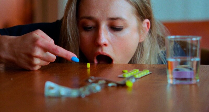 Mujer tomando pastillas