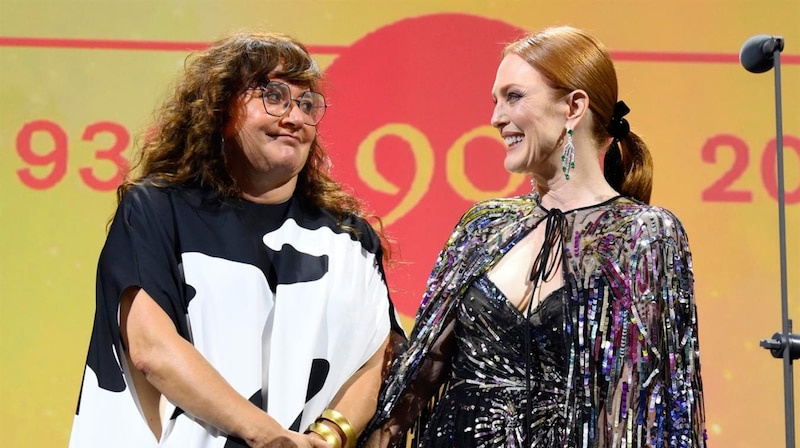 La directora Domee Shi y la actriz Rosalie Chiang en la ceremonia de los Premios Óscar 2023