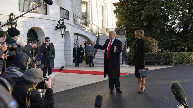 El presidente Trump y la primera dama Melania Trump salen de la Casa Blanca