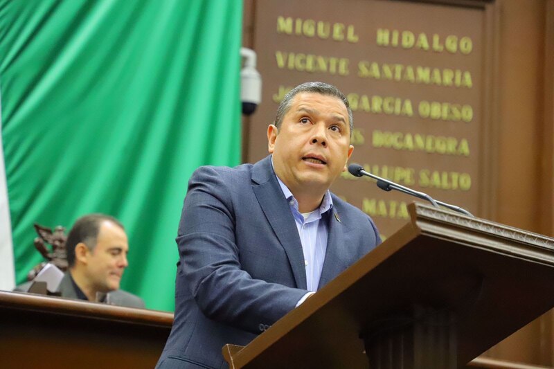 Diputado mexicano da un discurso en el Congreso