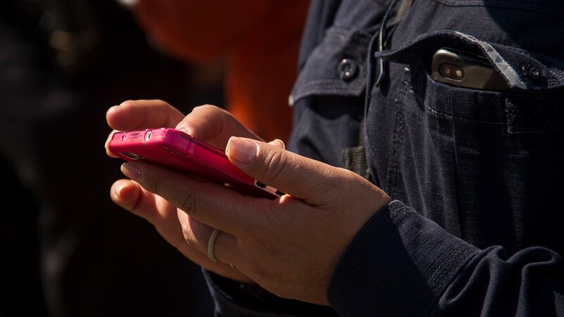 Mujer usando un teléfono móvil