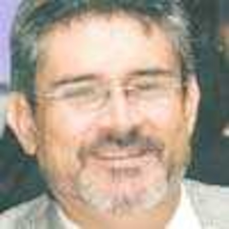 El profesor sonríe a la cámara.
