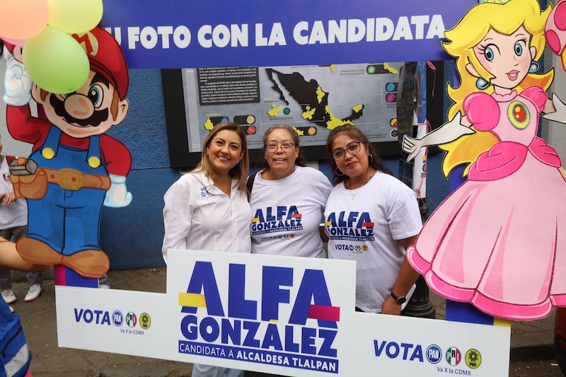 Title: Candidata Alfa González se toma foto con simpatizantes
