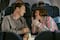 Olivia Colman y Kate McKinnon abren las puertas al caos y la ironía de Los Roses