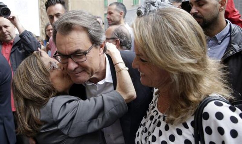 El líder del PP, Pablo Casado, saluda a la presidenta de la Comunidad de Madrid, Isabel Díaz Ayuso, tras el anuncio de su victoria en las elecciones autonómicas de 2021.