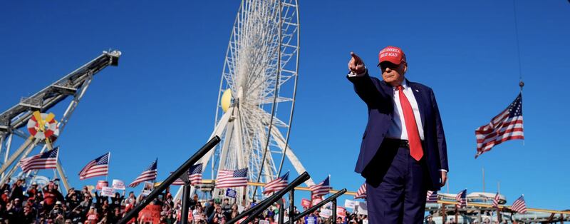 Trump da un discurso ante una multitud en un parque de atracciones