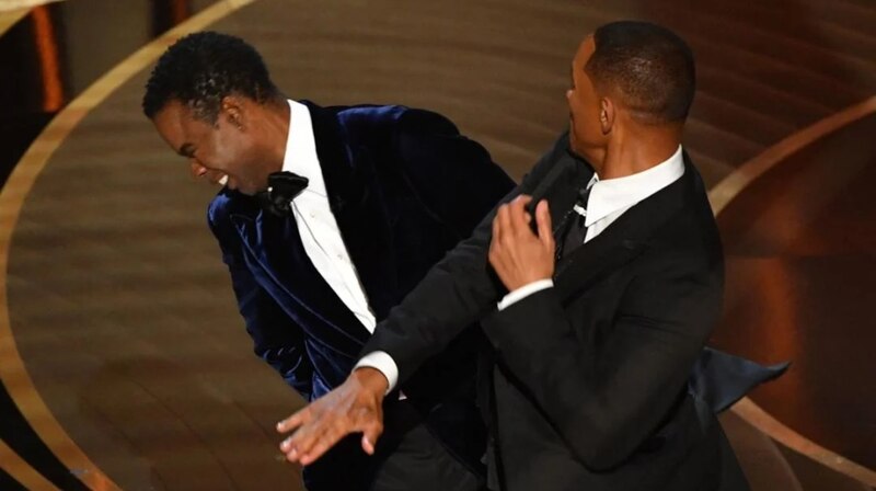 Will Smith le pega a Chris Rock en los Oscar 2022