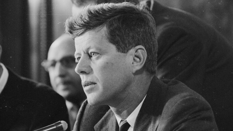 El presidente John F. Kennedy pronuncia un discurso.