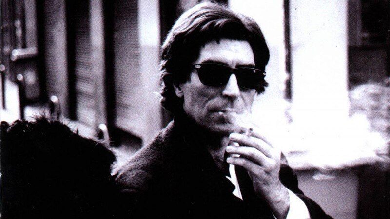 El escritor argentino Julio Cortázar fumando en París