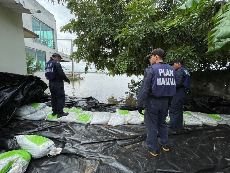 Comando Ampliado de Tlacotalpan instala costales de arena para evitar inundaciones