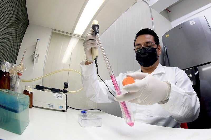 Científico trabajando en un laboratorio