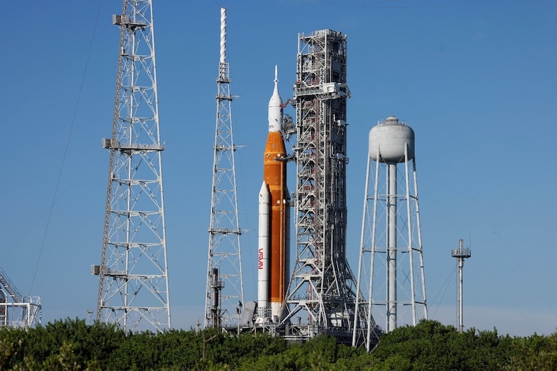 Cohete de la NASA en la plataforma de lanzamiento