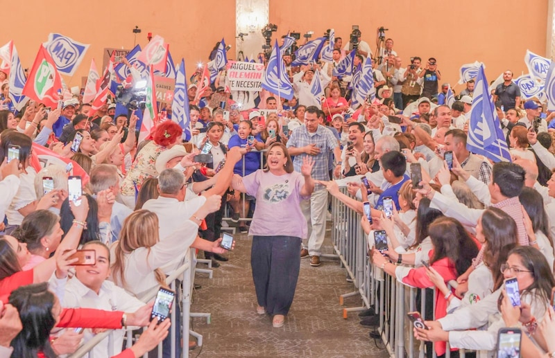 La candidata presidencial Ximena Rincón saluda a sus seguidores durante un mitin de campaña.